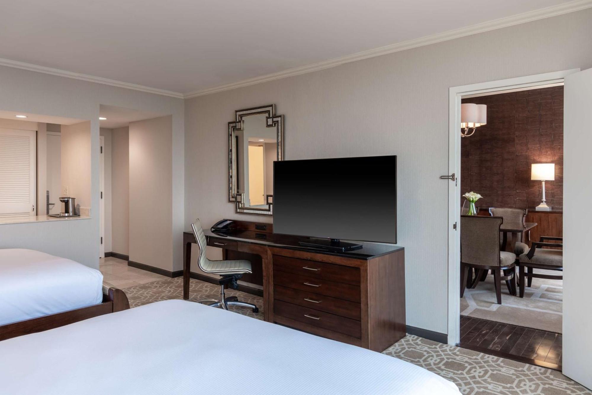 Hilton Alexandria Mark Center Esterno foto